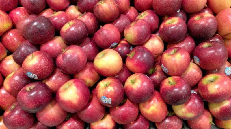 Apples on display at a supermarket in downtown Sydney, 2022